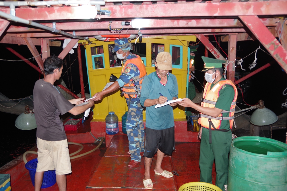 Vận động ngư dân cam kết không tiếp tay chở người nhập cảnh trái phép vào địa bàn.